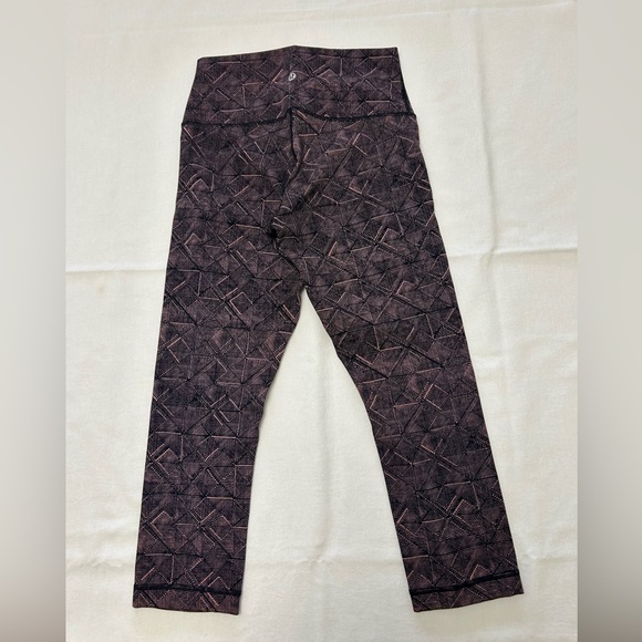 Lululemon Cropped Leggings - Size 6 - Picture 3 of 6